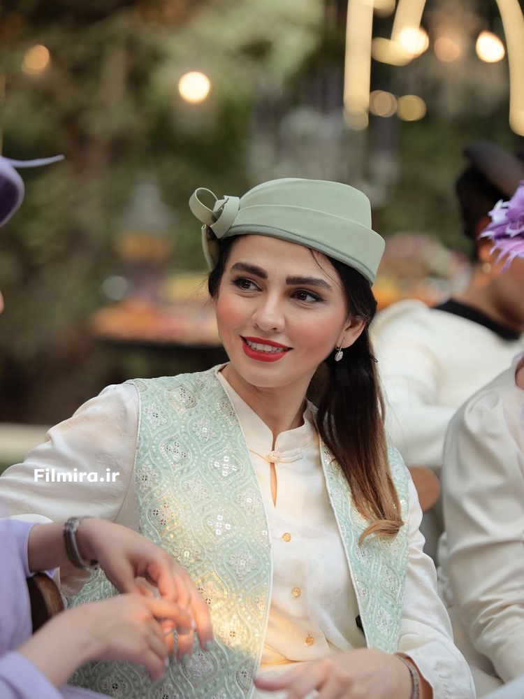 سیما خضرآبادی بازیگر تلویزیون با لباس انگلیسی