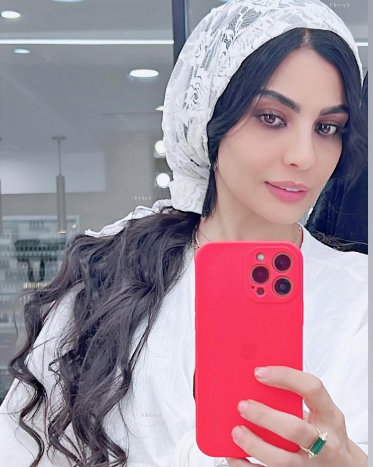 عکس جدید صحرا اسدالهی با لباس سفید و انگشتر سبز