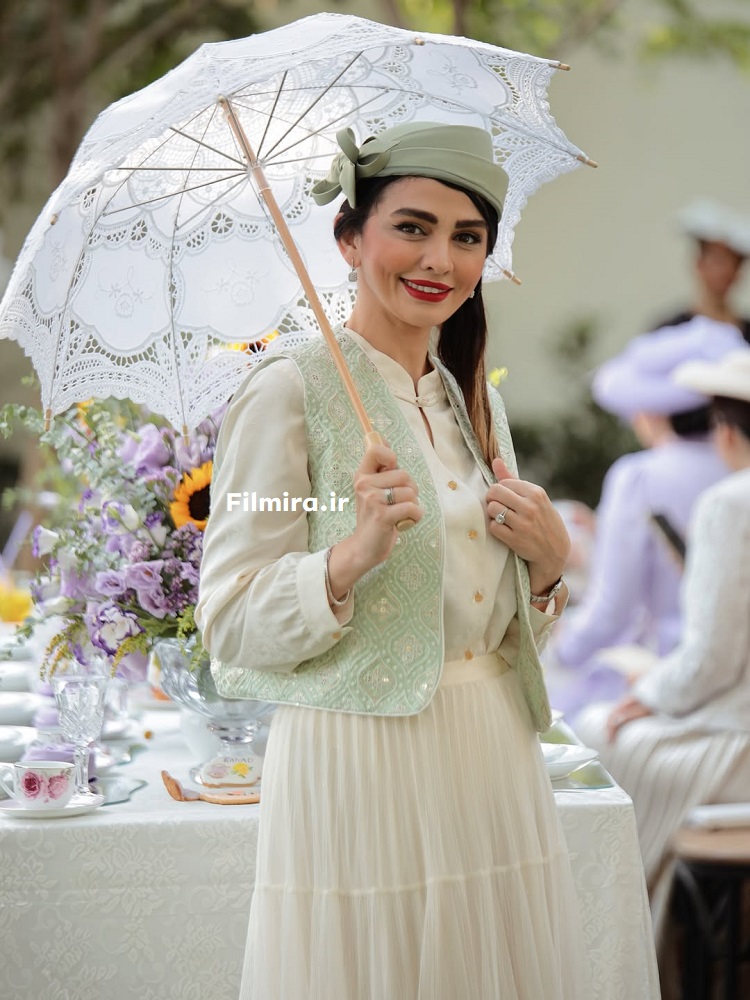 سیما خضرآبادی بازیگر تلویزیون با لباس انگلیسی